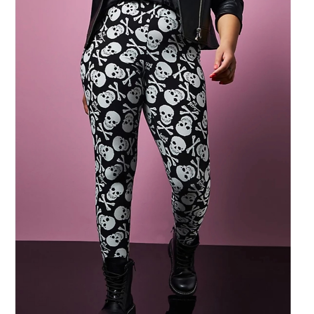 New Betsy Johnson Skull leggings